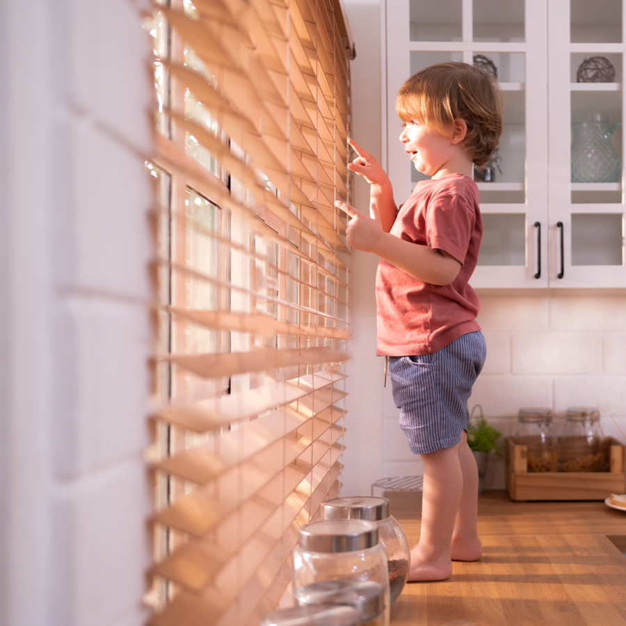 Saiba como eliminar os riscos de acidentes com crianças em ambientes com cortinas e persianas