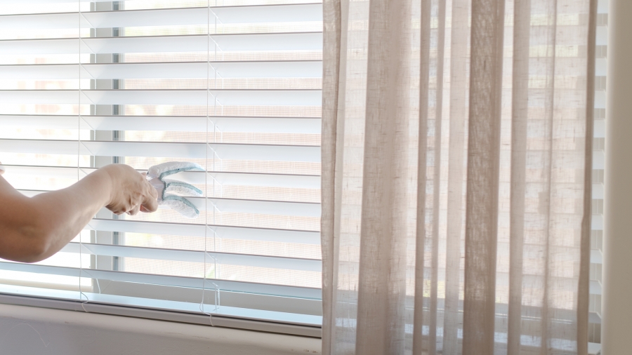 Como limpar suas cortinas e persianas de maneira correta para manter a durabilidade dos produtos