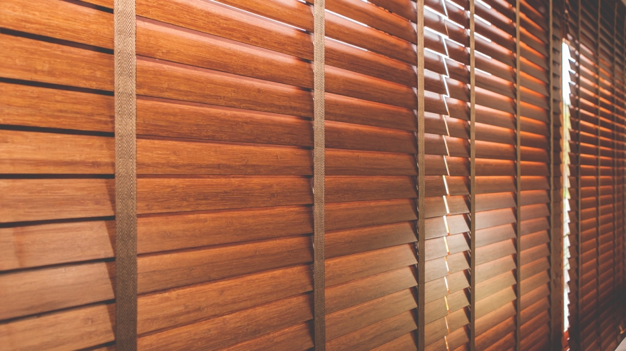 Persianas Horizontais: versatilidade em diferentes materiais e ambientes