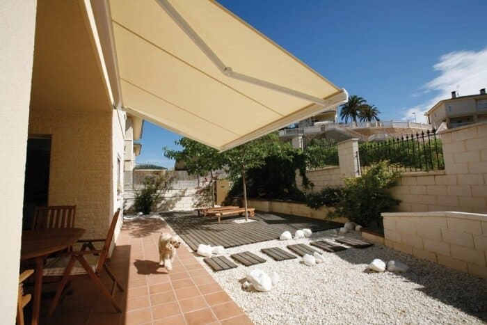 Toldo com braços poliarticulados retráteis