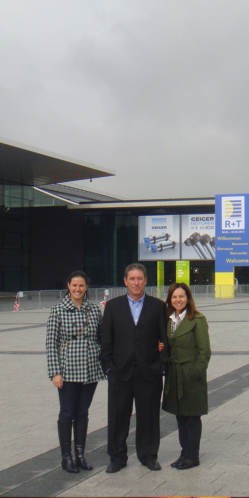 2006: <p>Nossos primeiros passos internacionais! Importa&ccedil;&atilde;o de mat&eacute;ria-prima e presen&ccedil;a na Feira R+T Stuttgart. Ainda fundamos a Associa&ccedil;&atilde;o Brasileira de Cortinas, Persianas e Toldos (ABRAPE).</p>

